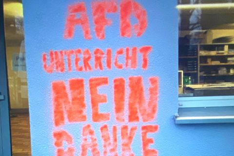 "AfD-Unterricht nein danke" sprühten Schüler an das Gebäude eines Gymnasiums in Ravensburg.