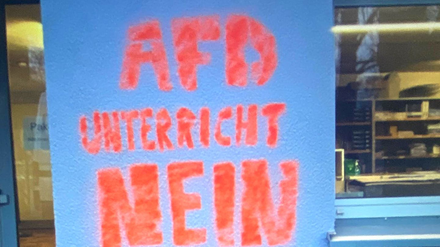 "AfD-Unterricht nein danke" sprühten Schüler an das Gebäude eines Gymnasiums in Ravensburg.