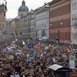 Wie hier zwischen dem Siegestor und dem Odeonsplatz drängten sich die Menschen
