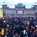 In Berlin versammelten sich ebenfalls Tausende Menschen. Eine genaue Angabe lag zunächst nicht vor.