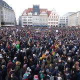 Aus Leipzig lag zunächst keine abschließende Teilnehmenden-Zahl vor. Die Innenstadt war am Sonntag aber voll von Menschen, nach Veranstalterangaben waren es 20.000.