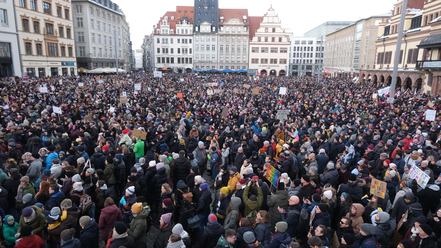 Aus Leipzig lag zunächst keine abschließende Teilnehmenden-Zahl vor. Die Innenstadt war am Sonntag aber voll von Menschen, nach Veranstalterangaben waren es 20.000.