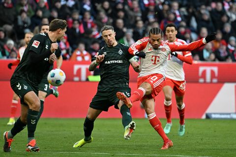 Am Sonntag ging nicht viel für Münchner: Bayerns Leroy Sane (r.) versucht vergeblich, ein Tor gegen Werder Bremen zu erzielen