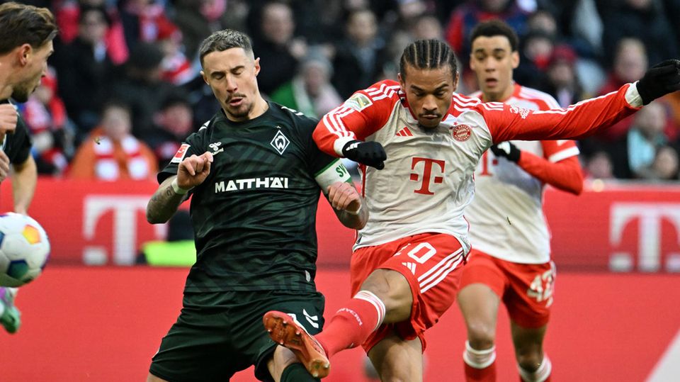 Am Sonntag ging nicht viel für Münchner: Bayerns Leroy Sane (r.) versucht vergeblich, ein Tor gegen Werder Bremen zu erzielen