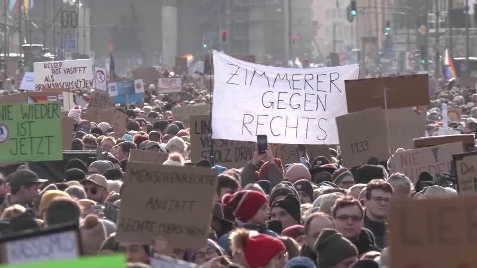 Video: Organisatoren in München beenden Anti-AFD-Demo wegen Überfüllung