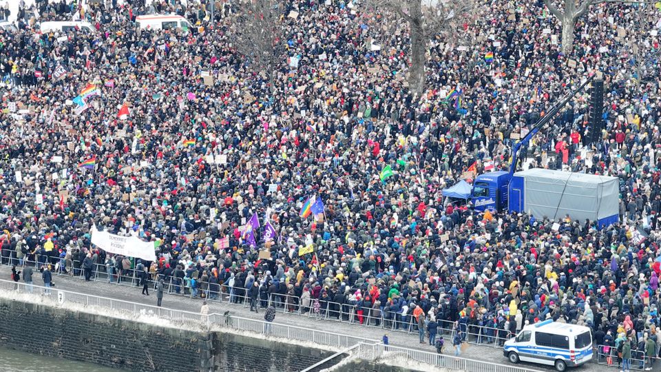 In Köln versammelten sich am Sonntag wie schon unter der Woche Zehntausende, um gegen Rechtsextremismus zu demonstrieren