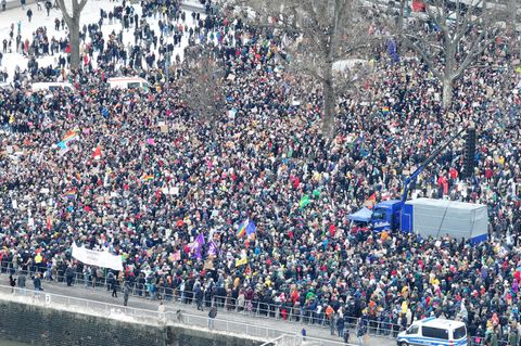 In Köln versammelten sich am Sonntag wie schon unter der Woche Zehntausende, um gegen Rechtsextremismus zu demonstrieren
