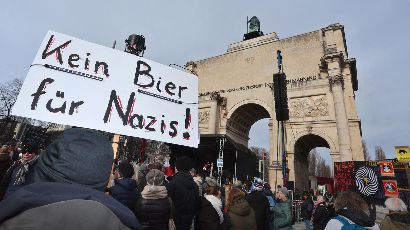 Die Protestwelle rollt: Ein Demonstrant hält in München ein Schild mit der Aufschrift "Kein Bier für Nazis" hoch