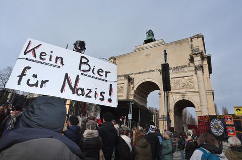 Die Protestwelle rollt: Ein Demonstrant hält in München ein Schild mit der Aufschrift "Kein Bier für Nazis" hoch