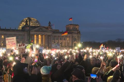 Video: Hunderttausende demonstrieren gegen Rechtsextremismus