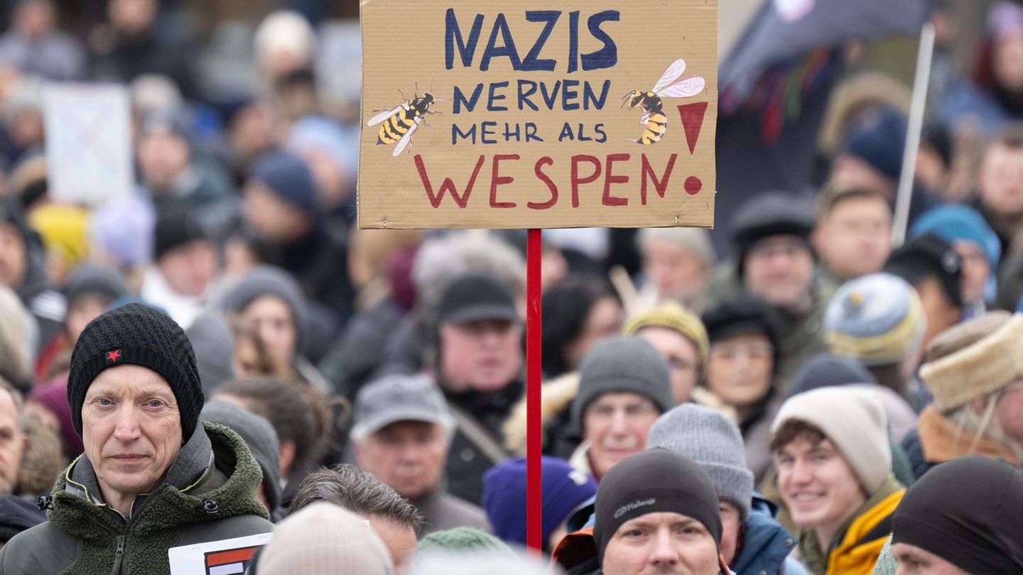 In Görlitz fanden sich laut "Sächsischer Zeitung" rund 2000 Menschen auf dem Marienplatz ein, um für die Demokratie einzutreten