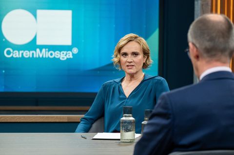 Caren Miosga (l) spricht in ihrer gleichnamigen Polittalk-Sendung mit ihrem Gast Friedrich Merz