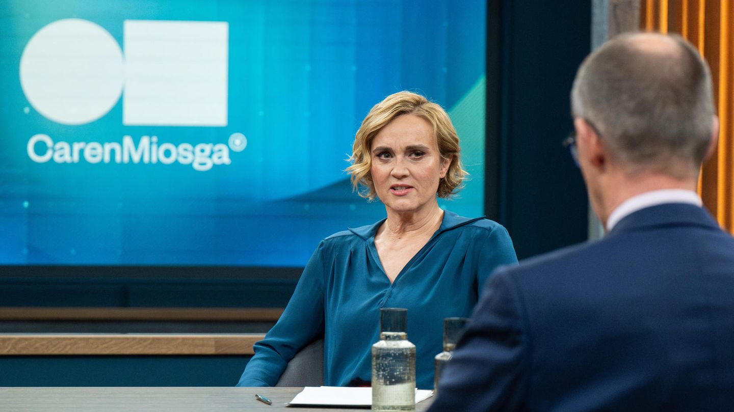 Caren Miosga (l) spricht in ihrer gleichnamigen Polittalk-Sendung mit ihrem Gast Friedrich Merz