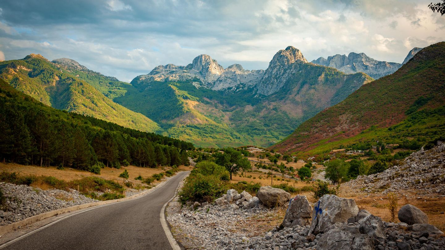 Eigentlich heißen die Alpen in Albanien Prokletije. Durch ihre Beschaffenheit und die Lage in Nordalbanien mit Landzügen in Montenegro und Kosovo werden sie aber gerne mit den Alpen hierzulande verglichen. Noch kann man die Gebirgszüge in dem touristisch wenig abgedeckten Land in Ruhe erkunden. 