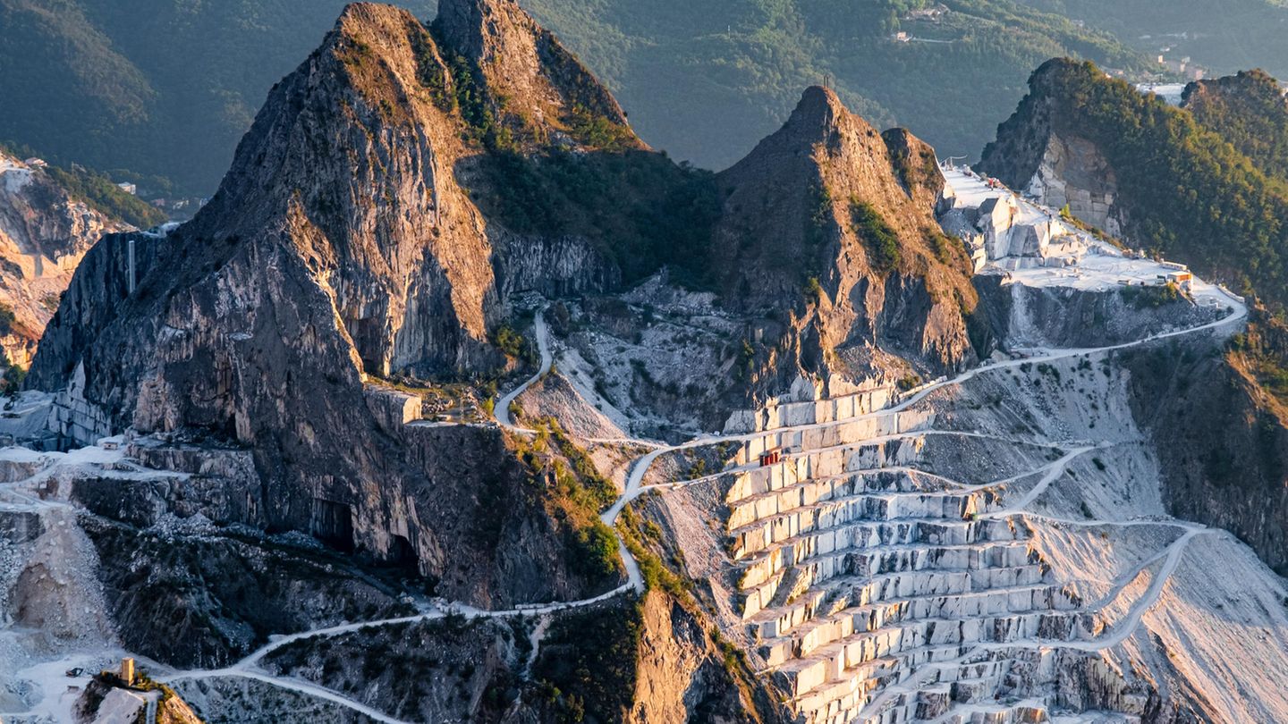 Kunstinteressierte schickt die New York Times in diesem Jahr nach Massa-Carrara in Italien. Der Grund ist ein ganz einfacher: Einige Werke der weltberühmten Galerien der Uffizien in Florenz werden in weniger bekannte Orte verlagert, um den Andrang zu reduzieren. In diesem Jahr plant die Initiative eine entsprechende Ausstellung in den Museen der Stadt Massa im Palazzo Ducale in der Toskana. Übrigens: Wer schon einmal dort ist, sollte unbedingt einen Abstecher in die Apuanischen Alpen machen. 