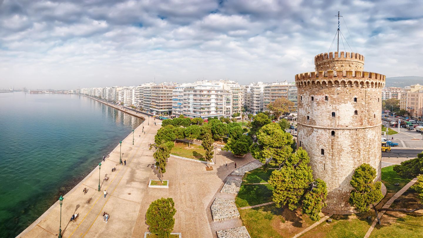 Thessaloniki ist die zweitgrößte Stadt Griechenlands und beherbergt entsprechend viele Bauwerke aus längst vergangenen Tagen. Das wohl bekannteste dieser Gebäude ist der weiße Turm aus den Zeiten der osmanischen Herrschaft im 15. Jahrhundert. Er steht für Freiheit. Deshalb soll er in diesem Jahr auch während der EuroPride vom 21. bis zum 29. Juni auch in Regenbogenfarben leuchten.