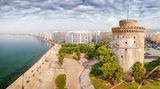 Thessaloniki ist die zweitgrößte Stadt Griechenlands und beherbergt entsprechend viele Bauwerke aus längst vergangenen Tagen. Das wohl bekannteste dieser Gebäude ist der weiße Turm aus den Zeiten der osmanischen Herrschaft im 15. Jahrhundert. Er steht für Freiheit. Deshalb soll er in diesem Jahr auch während der EuroPride vom 21. bis zum 29. Juni auch in Regenbogenfarben leuchten.