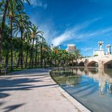 Kultur, Kulinarik und traumhafte Sandstrände – das sind die drei Top-Gründe der New York Times für einen Trip in die spanische Küstenstadt Valencia. Die Europäische Kommission hat Valencia zur "Grünen Hauptstadt 2024" ernannt. Das bedeutet, die Stadt ist außerdem sehr bemüht, sich für die Umwelt einzusetzen. 