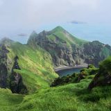 Wasserfälle en masse, unberührte Natur, wilde Berge und sanfte Täler wechseln sich mit der schroffen Vulkanlandschaft ab – Island überzeugt Reisende vor allem mit der beeindruckenden Natur, die ortsweise beinahe unwirklich wirkt. Die New York Times rät Urlaubern allerdings dazu, sich auch mal neben der Hauptinsel umzuschauen. Mit der Fähre erreicht man die Vestmannaeyjar-Inselgruppe im Westen des Landes. Und wer bis dahin dachte, Island ist unberührt, der wird dort die wirkliche Bedeutung von Ursprünglichkeit kennenlernen. 