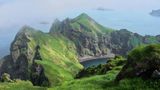 Wasserfälle en masse, unberührte Natur, wilde Berge und sanfte Täler wechseln sich mit der schroffen Vulkanlandschaft ab – Island überzeugt Reisende vor allem mit der beeindruckenden Natur, die ortsweise beinahe unwirklich wirkt. Die New York Times rät Urlaubern allerdings dazu, sich auch mal neben der Hauptinsel umzuschauen. Mit der Fähre erreicht man die Vestmannaeyjar-Inselgruppe im Westen des Landes. Und wer bis dahin dachte, Island ist unberührt, der wird dort die wirkliche Bedeutung von Ursprünglichkeit kennenlernen. 