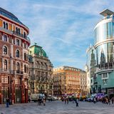 Österreichs Hauptstadt Wien zählt regelmäßig als lebenswerteste Stadt der Welt. Aber auch eine Reise in die Weltstadt lohnt sich allemal – und zwar nicht nur für Fans von Kaiserin Sissi. Auch wer gutes Essen, Kunst und Kultur sowie ein florierendes Nachtleben zu schätzen weiß – und mit dem Wiener Schmäh umgehen kann, der mitunter sehr direkt sein kann – der ist in Wien gut aufgehoben. 