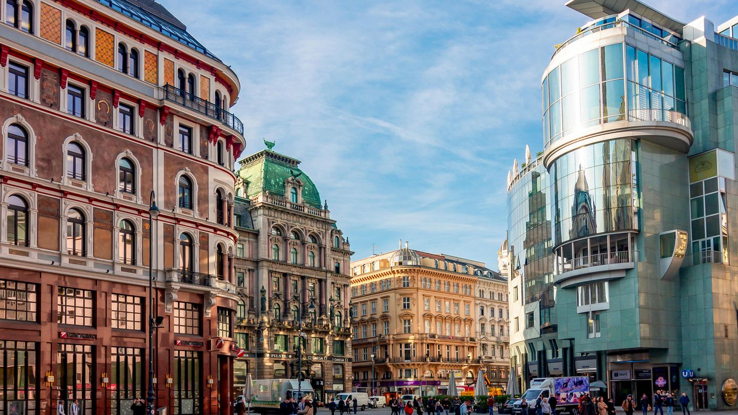 Österreichs Hauptstadt Wien zählt regelmäßig als lebenswerteste Stadt der Welt. Aber auch eine Reise in die Weltstadt lohnt sich allemal – und zwar nicht nur für Fans von Kaiserin Sissi. Auch wer gutes Essen, Kunst und Kultur sowie ein florierendes Nachtleben zu schätzen weiß – und mit dem Wiener Schmäh umgehen kann, der mitunter sehr direkt sein kann – der ist in Wien gut aufgehoben. 