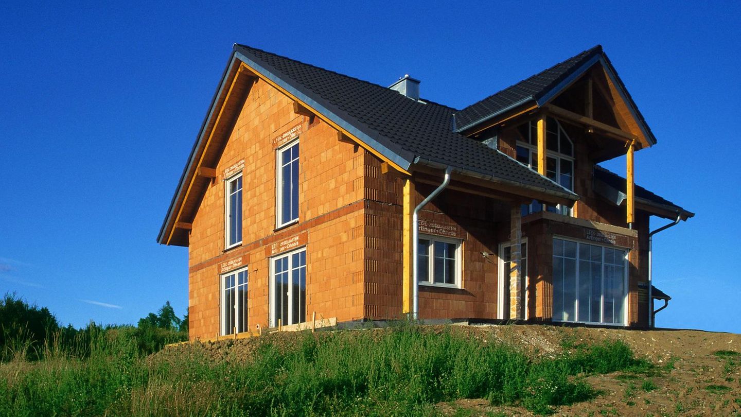 House: Should home buyers wait for building interest rates to fall?