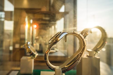 Luxusuhren werden in einem Schaufenster von der Sonne angestrahlt