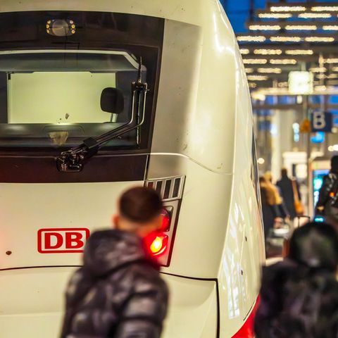 Streik der Lokführergewerkschaft GDL. Wartende Gäste stehen neben einem ICE ohne Lokführer.