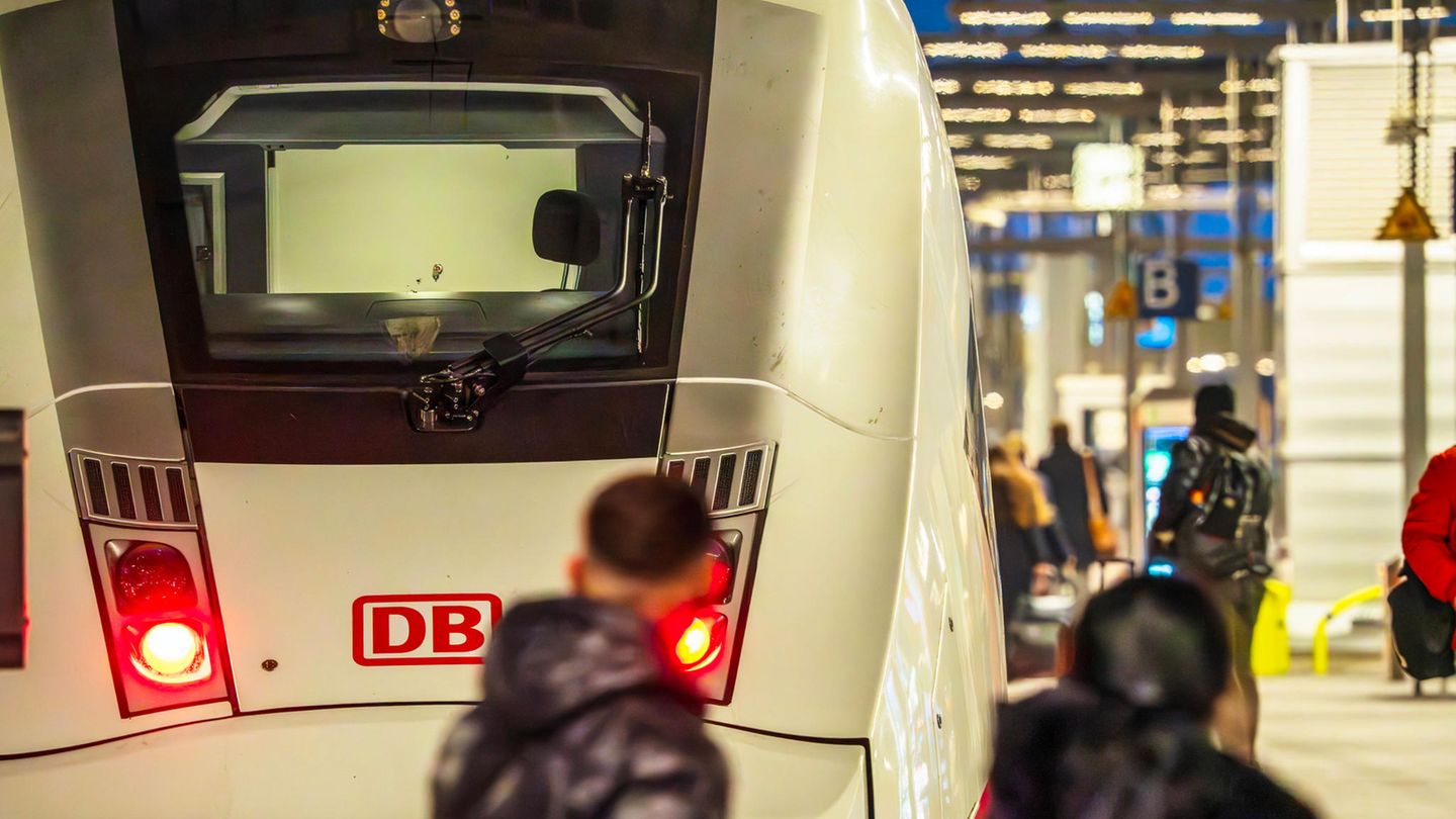 Streik der Lokführergewerkschaft GDL. Wartende Gäste stehen neben einem ICE ohne Lokführer.
