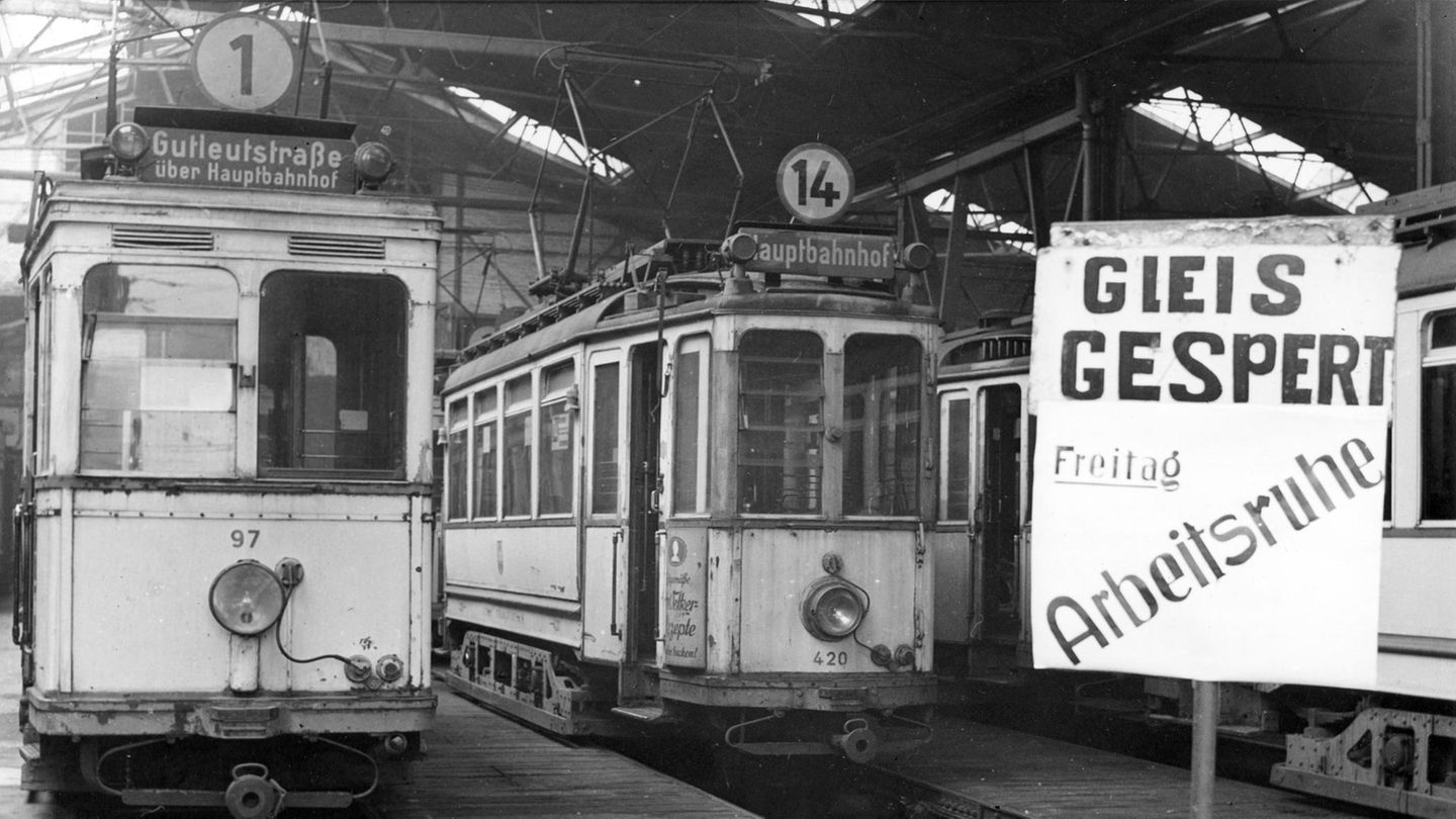 1948: Generalstreik Straßenbahnen stehen 1948 in Frankfurt am Main wegen des Streiks im Depot