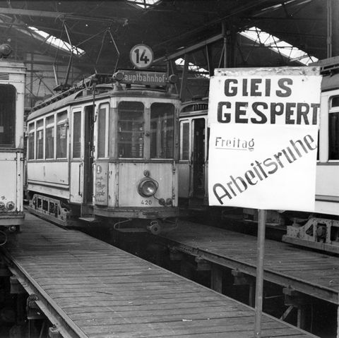 Straßenbahnen stehen 1948 in Frankfurt am Main wegen des Streiks im Depot