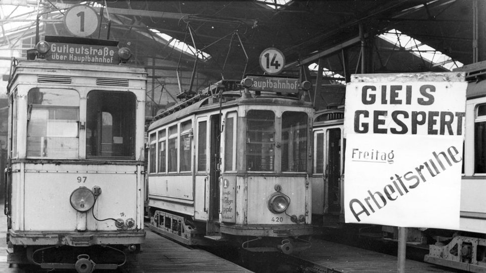 Straßenbahnen stehen 1948 in Frankfurt am Main wegen des Streiks im Depot