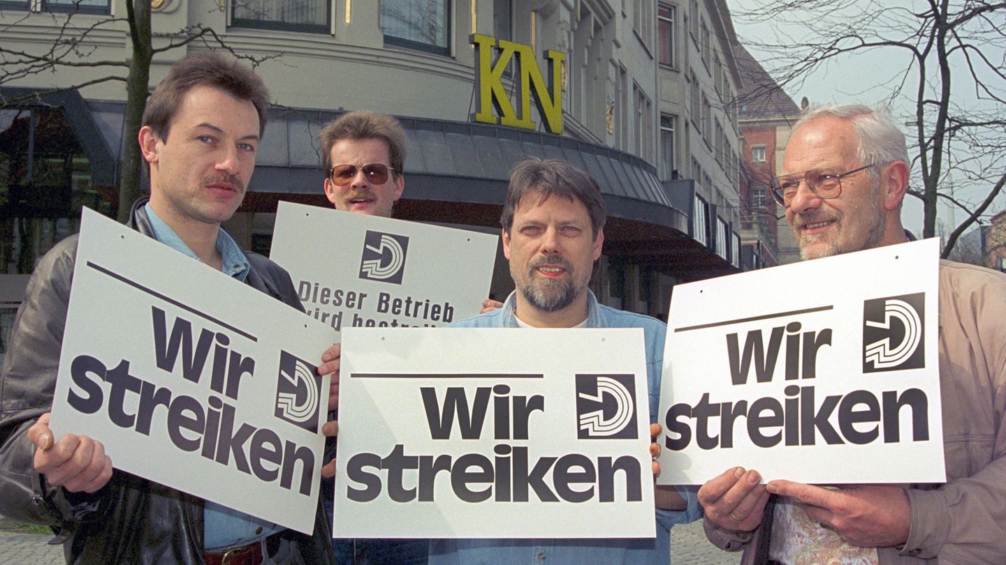 Wenn zu Hause der Drucker streikt, ist das ärgerlich. Wenn die Drucker im ganzen Land streiken, umso mehr. 17 Wochen lang (117 Tage) legen rund 100.000 Beschäftigte der Druckindustrie für Vorruhestandsregelungen und einen besseren Gesundheitsschutz sowie die Gleichstellung von Frauen ihre Arbeit nieder, mit einzelnen und wechselnden Aktionen. Von Erfolg gekrönt ist der lange Streik aber nicht: Die Arbeitgeber verpflichten sich schließlich nur zu Verhandlungen über diese Themen. Am Ende gibt es zwei Prozent mehr Lohn.