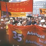 In den 1980er-Jahren steht die 35-Stunden-Woche im Mittelpunkt vieler Arbeitskämpfe. 1984 kommt es zu Streiks in der Metall- und Druckindustrie. Sie zählen zu den härtesten in der westdeutschen Geschichte. "Mehr Zeit zum Leben, Lieben, Lachen", skandiert etwa die IG Metall. In Hessen und Baden-Württemberg streiken die Beschäftigten der Metallindustrie sieben Wochen lang für die 35-Stunden-Woche, während die Drucker sogar bundesweit zwölf Wochen im Ausstand ist. Die Arbeitgeber reagieren mit massiven Aussperrungen. Letztendlich wird in beiden Branchen die 38,5-Stunden-Woche vereinbart. Später wird die Arbeitszeit auch in anderen Branchen verkürzt. 52 Tage dauert der Ausstand insgesamt und führt zum Verlust von zehn Millionen Arbeitstagen. Die Gewerkschafts-Streikkassen sind dadurch stark belastet. Die Kosten für die Streiks von 1984 werden von den Gewerkschaften auf 320 Millionen D-Mark geschätzt.