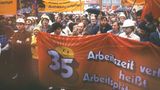 In den 1980er-Jahren steht die 35-Stunden-Woche im Mittelpunkt vieler Arbeitskämpfe. 1984 kommt es zu Streiks in der Metall- und Druckindustrie. Sie zählen zu den härtesten in der westdeutschen Geschichte. "Mehr Zeit zum Leben, Lieben, Lachen", skandiert etwa die IG Metall. In Hessen und Baden-Württemberg streiken die Beschäftigten der Metallindustrie sieben Wochen lang für die 35-Stunden-Woche, während die Drucker sogar bundesweit zwölf Wochen im Ausstand ist. Die Arbeitgeber reagieren mit massiven Aussperrungen. Letztendlich wird in beiden Branchen die 38,5-Stunden-Woche vereinbart. Später wird die Arbeitszeit auch in anderen Branchen verkürzt. 52 Tage dauert der Ausstand insgesamt und führt zum Verlust von zehn Millionen Arbeitstagen. Die Gewerkschafts-Streikkassen sind dadurch stark belastet. Die Kosten für die Streiks von 1984 werden von den Gewerkschaften auf 320 Millionen D-Mark geschätzt.