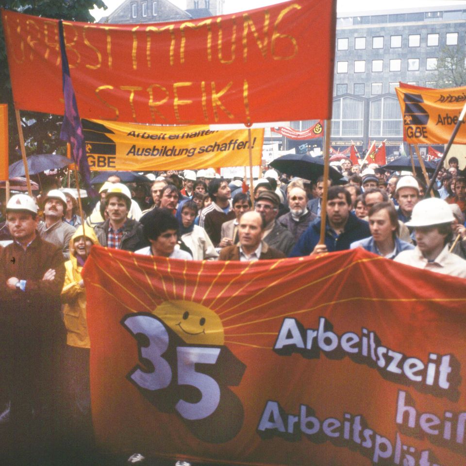 In den 1980er-Jahren steht die 35-Stunden-Woche im Mittelpunkt vieler Arbeitskämpfe. 1984 kommt es zu Streiks in der Metall- und Druckindustrie. Sie zählen zu den härtesten in der westdeutschen Geschichte. "Mehr Zeit zum Leben, Lieben, Lachen", skandiert etwa die IG Metall. In Hessen und Baden-Württemberg streiken die Beschäftigten der Metallindustrie sieben Wochen lang für die 35-Stunden-Woche, während die Drucker sogar bundesweit zwölf Wochen im Ausstand ist. Die Arbeitgeber reagieren mit massiven Aussperrungen. Letztendlich wird in beiden Branchen die 38,5-Stunden-Woche vereinbart. Später wird die Arbeitszeit auch in anderen Branchen verkürzt. 52 Tage dauert der Ausstand insgesamt und führt zum Verlust von zehn Millionen Arbeitstagen. Die Gewerkschafts-Streikkassen sind dadurch stark belastet. Die Kosten für die Streiks von 1984 werden von den Gewerkschaften auf 320 Millionen D-Mark geschätzt.
