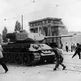 Die Streiksituation für Menschen in der DDR war schwieriger als in der Bundesrepublik. Dennoch protestieren in der noch jungen sozialistischen Republik Menschen zunächst gegen Verschärfung der Arbeitsnormen und Nahrungsmittelknappheit. In vielen Städten legen die Menschen die Arbeit nieder. Die Streikwelle rollt weiter und wird zum Arbeiteraufstand: Am 17. Juni 1953 gehen rund eine Millionen Menschen auf die Straße und demonstrieren auch für mehr Demokratie und freie Wahlen. Mithilfe der Sowjetunion wird der Aufstand niedergeschlagen; 55 Menschen werden getötet. Der Volksaufstand ist das letzte große politische gesamtdeutsche Streik-Ereignis.