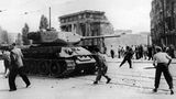 Die Streiksituation für Menschen in der DDR war schwieriger als in der Bundesrepublik. Dennoch protestieren in der noch jungen sozialistischen Republik Menschen zunächst gegen Verschärfung der Arbeitsnormen und Nahrungsmittelknappheit. In vielen Städten legen die Menschen die Arbeit nieder. Die Streikwelle rollt weiter und wird zum Arbeiteraufstand: Am 17. Juni 1953 gehen rund eine Millionen Menschen auf die Straße und demonstrieren auch für mehr Demokratie und freie Wahlen. Mithilfe der Sowjetunion wird der Aufstand niedergeschlagen; 55 Menschen werden getötet. Der Volksaufstand ist das letzte große politische gesamtdeutsche Streik-Ereignis.
