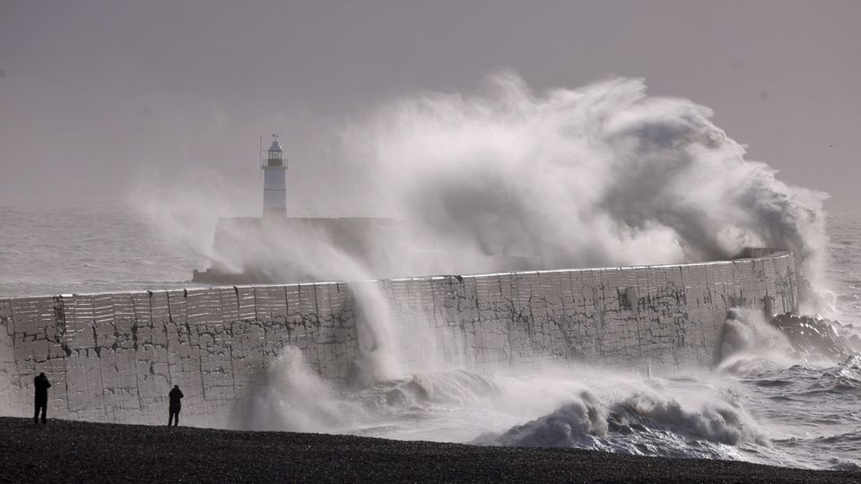 Sturmtief Isha bringt Großbritannien neben viel Wind auch hohe Wellen – wie hier am Newhaven Lighthouse