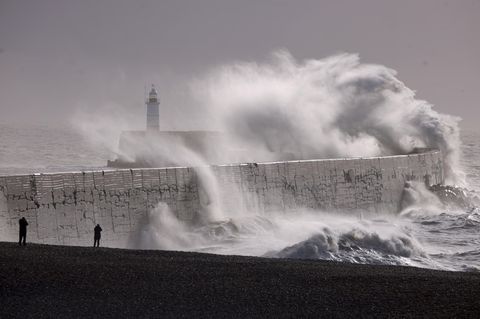 Sturmtief Isha bringt Großbritannien neben viel Wind auch hohe Wellen – wie hier am Newhaven Lighthouse