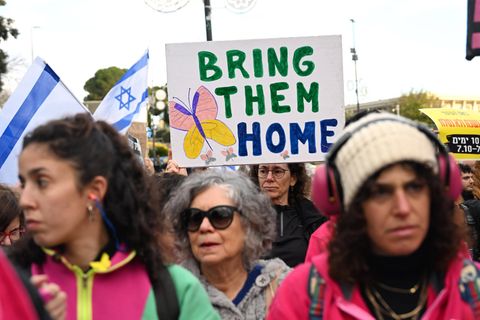 Demonstranten stehen vor Israels Parlament mit einem Schild auf dem "Bring Them Home" steht