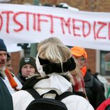 Ärztinnen und Ärzte der deutschen Unikliniken und Landeskrankenhäuser streiken rund drei Monate für mehr Lohn und bessere Arbeitsbedingungen. Durch das Aufkündigen der alten Tarifverträge im Jahr 2003 wurde die Wochenarbeitszeit ohne Lohnausgleich erhöht, Urlaubs- und Weihnachtsgeld wurde gestrichen oder gekürzt. 2005 wird die Tarifpartnerschaft seitens des Marburger Bunds mit der Gewerkschaft Verdi gekündigt. Im März 2006 gehen die Klinik-Ärzte dann in den Ausstand. Im Juni einigt sich der Marburger Bund dann mit der Tarifgemeinschaft deutscher Länder auf einen Ärztetarifvertrag. Doch die Ärztinnen und Ärzte der kommunalen Kliniken legen im Juni ebenfalls die Arbeit nieder. Im August einigt man sich auf einen Tarifvertrag.