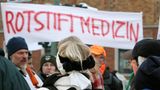 Ärztinnen und Ärzte der deutschen Unikliniken und Landeskrankenhäuser streiken rund drei Monate für mehr Lohn und bessere Arbeitsbedingungen. Durch das Aufkündigen der alten Tarifverträge im Jahr 2003 wurde die Wochenarbeitszeit ohne Lohnausgleich erhöht, Urlaubs- und Weihnachtsgeld wurde gestrichen oder gekürzt. 2005 wird die Tarifpartnerschaft seitens des Marburger Bunds mit der Gewerkschaft Verdi gekündigt. Im März 2006 gehen die Klinik-Ärzte dann in den Ausstand. Im Juni einigt sich der Marburger Bund dann mit der Tarifgemeinschaft deutscher Länder auf einen Ärztetarifvertrag. Doch die Ärztinnen und Ärzte der kommunalen Kliniken legen im Juni ebenfalls die Arbeit nieder. Im August einigt man sich auf einen Tarifvertrag.