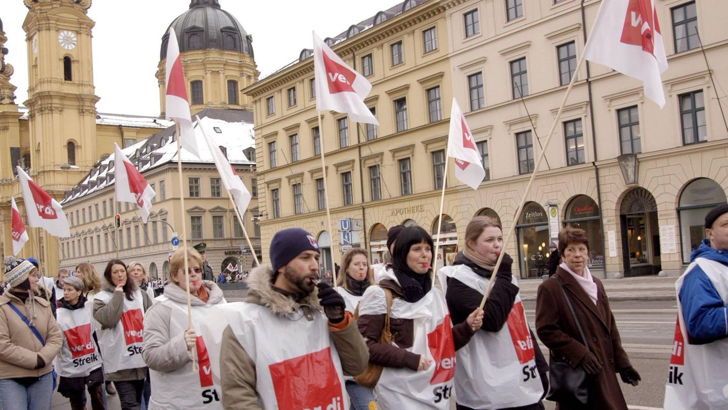 Neben den Ärzten streikt auch der öffentliche Dienst für kürzere Arbeitszeiten. 113 Tage oder 16 Wochen dauert der Arbeitskampf. Rund 40.000 Beschäftigte in zwölf Bundesländern wollten eine Verlängerung der Wochenarbeitszeit von 38,5 auf 40 Stunden abwehren. Am Ende wird sich auf elf Prozent mehr Lohn geeinigt.