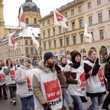 Neben den Ärzten streikt auch der öffentliche Dienst für kürzere Arbeitszeiten. 113 Tage oder 16 Wochen dauert der Arbeitskampf. Rund 40.000 Beschäftigte in zwölf Bundesländern wollten eine Verlängerung der Wochenarbeitszeit von 38,5 auf 40 Stunden abwehren. Am Ende wird sich auf elf Prozent mehr Lohn geeinigt.