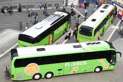Drei Flix-Busse warten auf Reisende