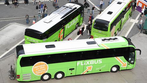 Drei Flix-Busse warten auf Reisende