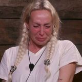 Schon nach drei Tagen im Urwald ist Cora Schumacher am Ende ihrer Kräfte. Im Dschungeltelefon wird sie von ihren Gefühlen übermannt: "Ich bin von mir am meisten enttäuscht. Dass mir so eine Covid-Infektion in den Weg kommt", sagt die 47-Jährige. "Es ist jetzt ein Punkt erreicht, an dem ich mir eingestehen muss, dass die Gesundheit an erster Stelle steht und mein Traum hier gerade an dieser Stelle platzt." Dann sagt sie den entscheidenden Satz: "Ich bin ein Star – Holt mich hier raus!" Damit ist das Abenteuer für sie beendet. Eine Überraschung: Viele hatten sie bereits als Favoritin für die Dschungelkrone gesehen. 