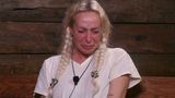 Schon nach drei Tagen im Urwald ist Cora Schumacher am Ende ihrer Kräfte. Im Dschungeltelefon wird sie von ihren Gefühlen übermannt: "Ich bin von mir am meisten enttäuscht. Dass mir so eine Covid-Infektion in den Weg kommt", sagt die 47-Jährige. "Es ist jetzt ein Punkt erreicht, an dem ich mir eingestehen muss, dass die Gesundheit an erster Stelle steht und mein Traum hier gerade an dieser Stelle platzt." Dann sagt sie den entscheidenden Satz: "Ich bin ein Star – Holt mich hier raus!" Damit ist das Abenteuer für sie beendet. Eine Überraschung: Viele hatten sie bereits als Favoritin für die Dschungelkrone gesehen. 